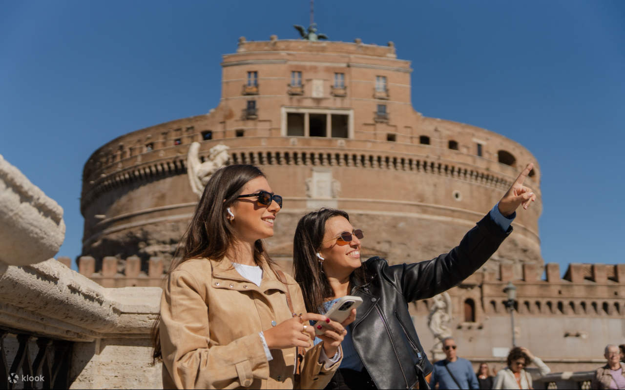 Ammira con timore l'imponente esterno del castello, che riecheggia la grandiosità dell'antica Roma.