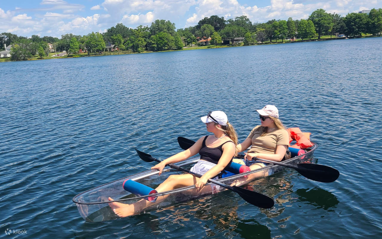 Приключения ждут — гребите, расслабляйтесь и наслаждайтесь потрясающими видами вокруг.