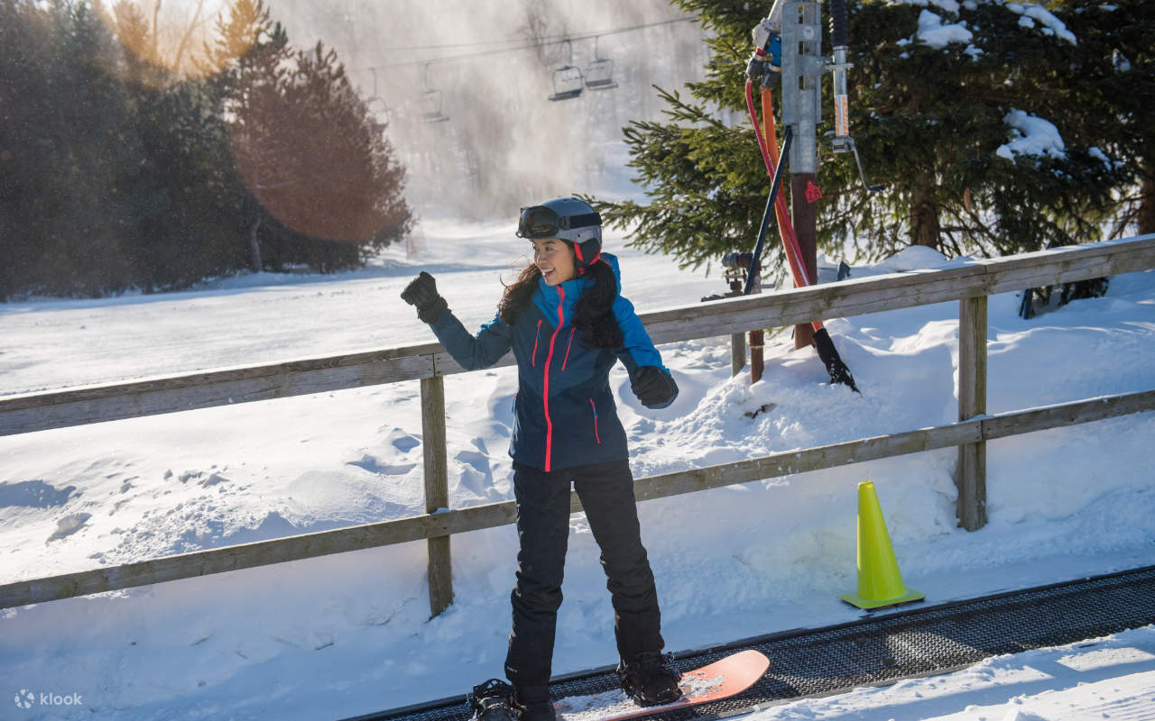 แสงแดดในฤดูหนาวส่องประกายบนยอดเขาที่ปกคลุมด้วยหิมะ มอบทัศนียภาพมุมกว้างอันน่าทึ่งของรีสอร์ต