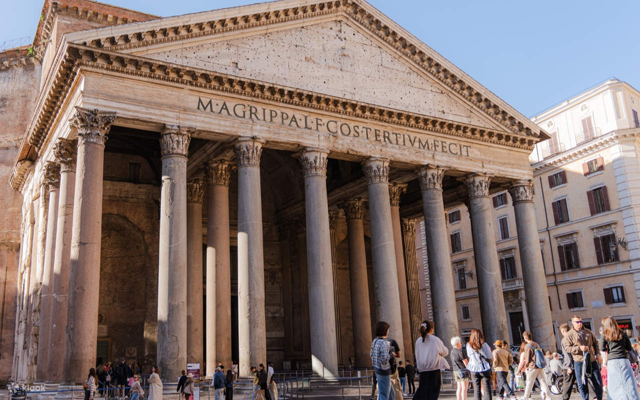 Entra en el Panteón y maravíllate con su impresionante diseño arquitectónico.