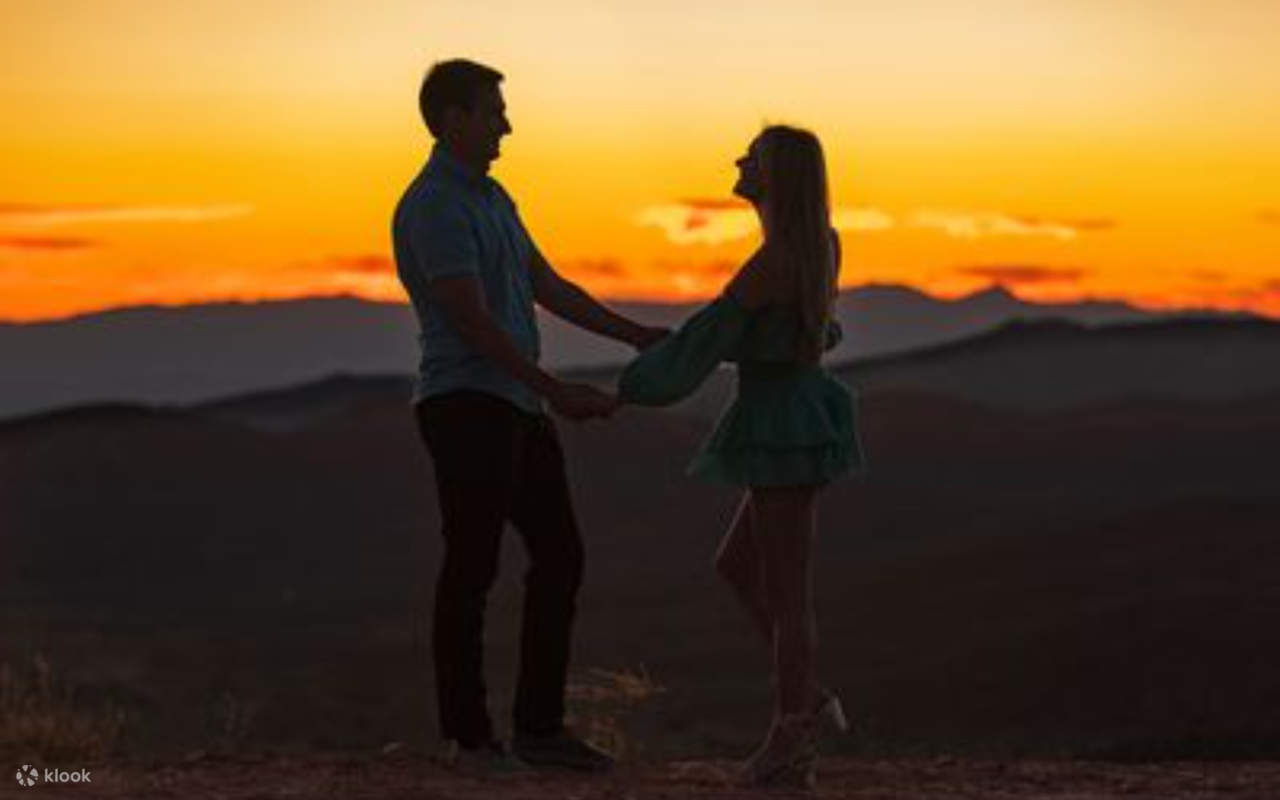 Pengalaman Berkelah Pasangan Romantik Matahari Terbenam