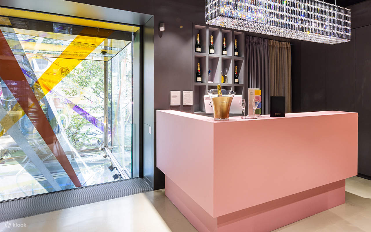 Lasciati stupire da abbaglianti creazioni in cristallo che fondono l'eredità senza tempo con l'innovazione moderna