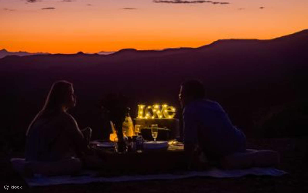 Pengalaman Berkelah Pasangan Romantik Matahari Terbenam