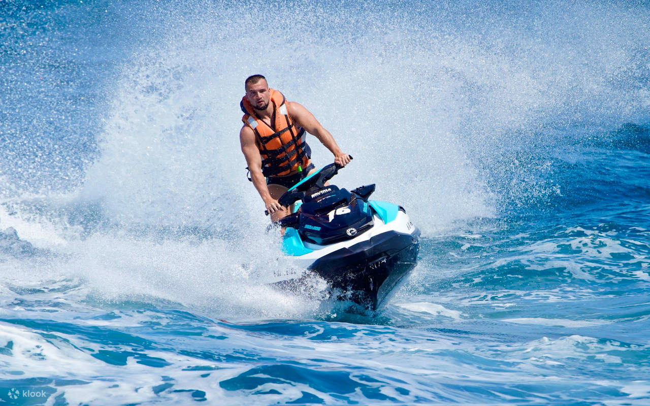 Pengalaman bermain jet ski dan memandu kereta super di Barcelona
