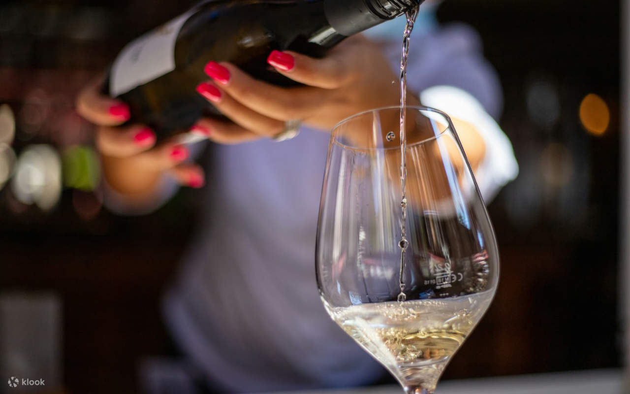 Assapora sapori ricchi mentre ogni vino rivela la sua storia e il suo carattere unici.