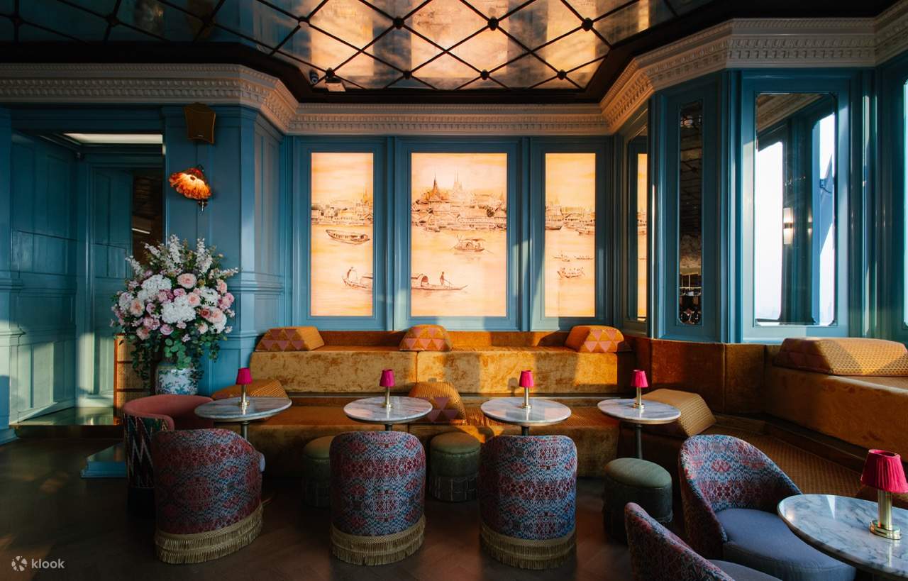 位于 58 楼的 Siam Societies，与 Jim Thompson 家具合作的甜品室