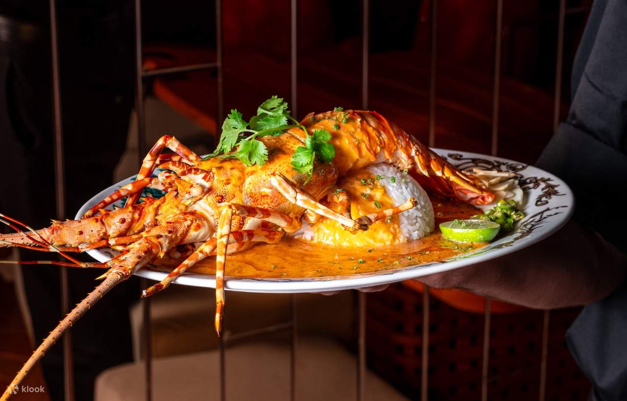 Cadangan perisa kami: Lobster Bakar dengan nasi sedia untuk dihidangkan kepada anda di tingkat 61
