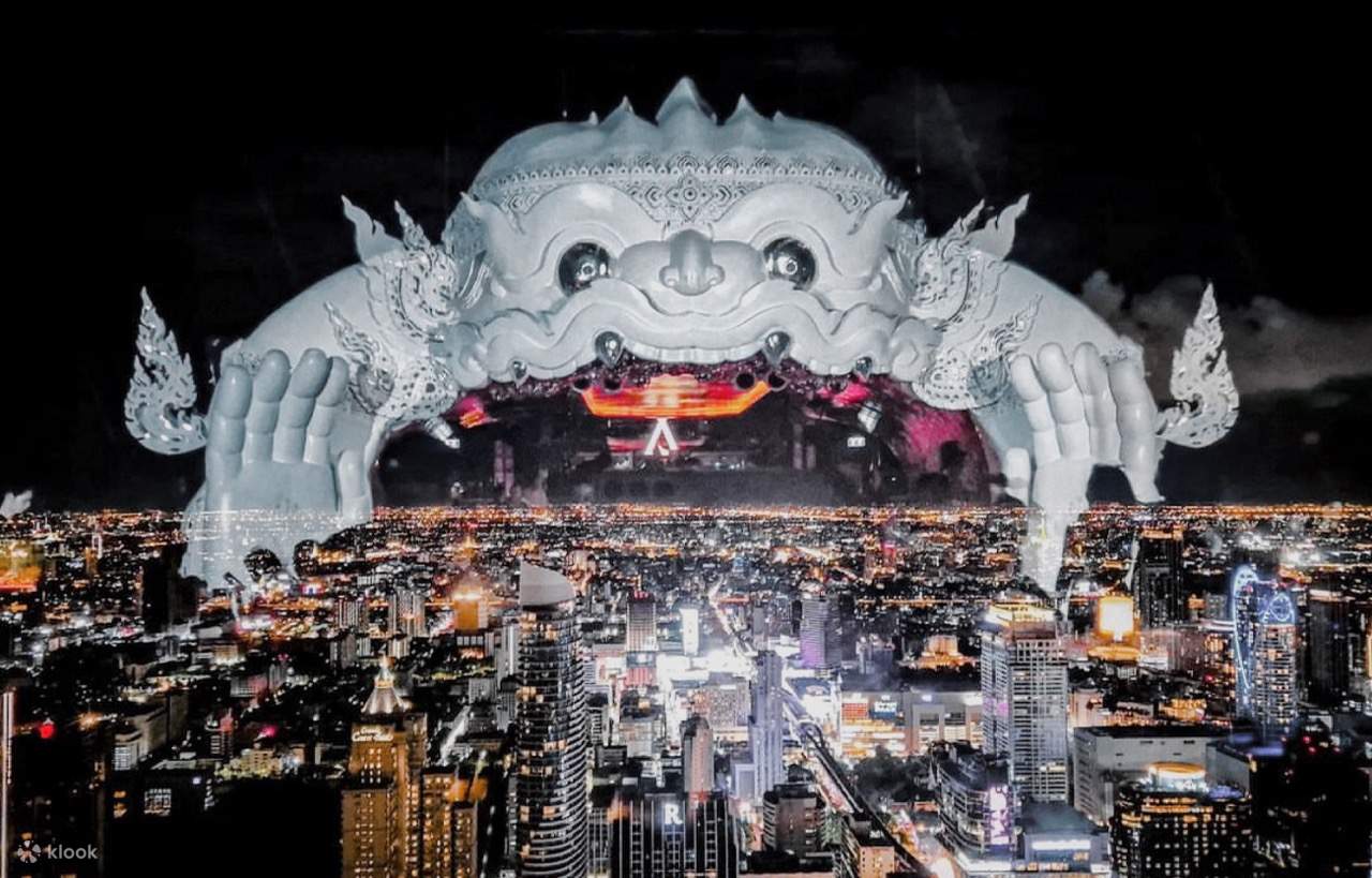 Arca Hanuman mencerminkan latar langit bandar Bangkok pada waktu malam