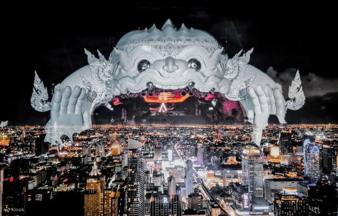 夜晚，哈努曼雕塑倒映在曼谷城市天际线上