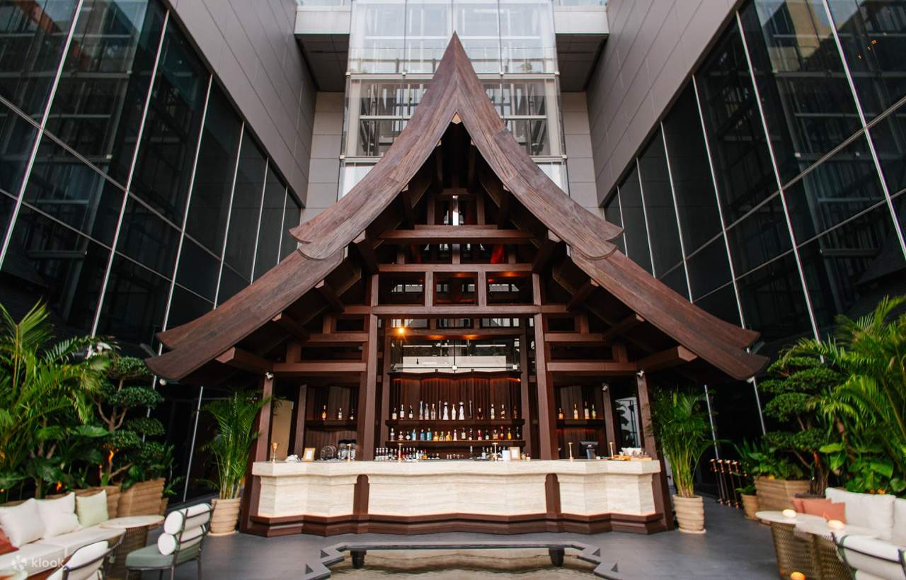 58층에 있는 Baan Hanuman은 칵테일을 제공하는 안뜰과 곧 출시될 태국식 피크닉 경험을 제공합니다.