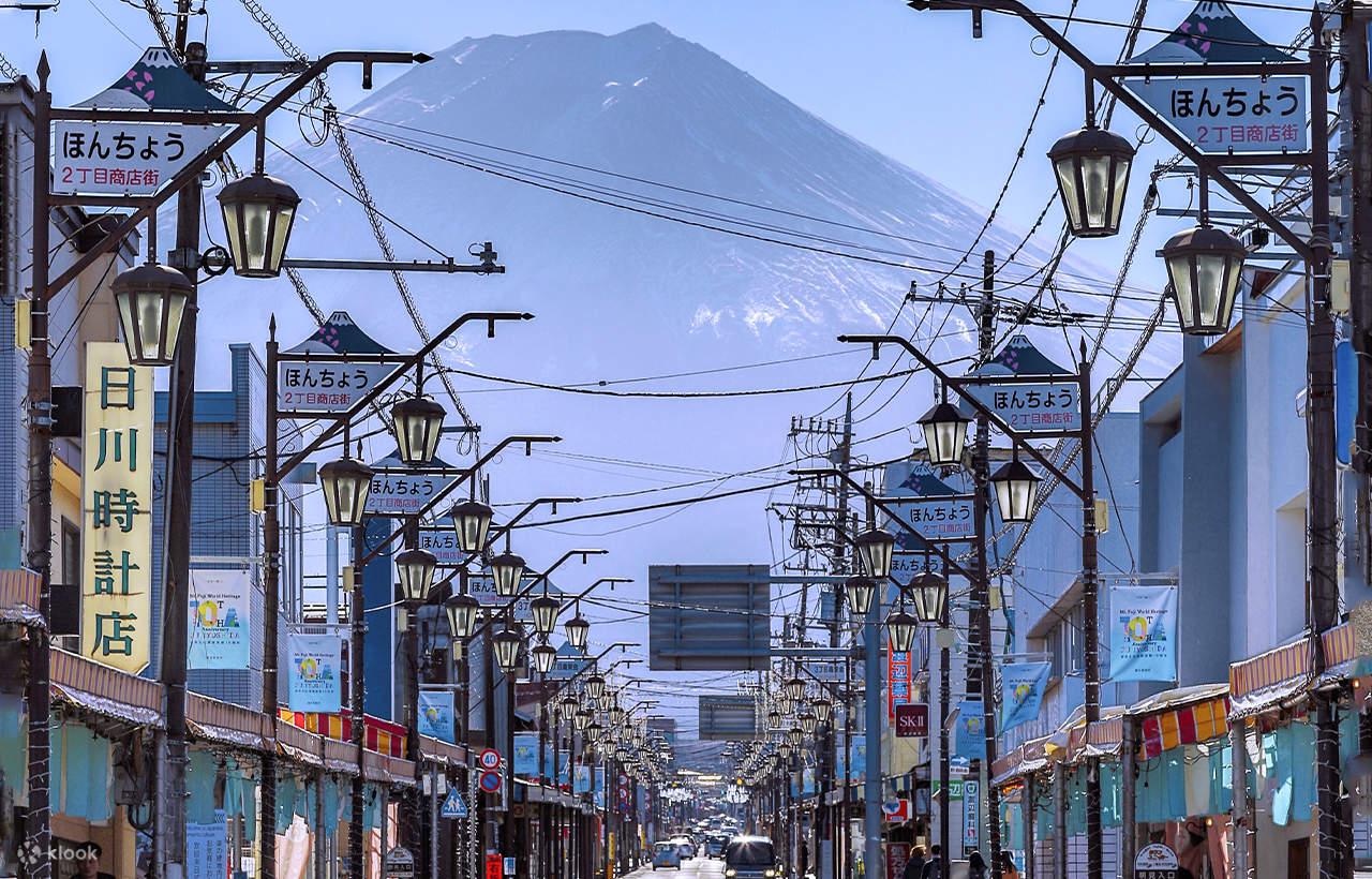 逃離都市喧囂，來到富士山“天梯小鎮”，通往富士山的街道，安靜的街道像一條雲梯，路的盡頭防腐就是富士山，無限接近卻觸不可及~~ins爆火的網紅打卡景點日川時計店