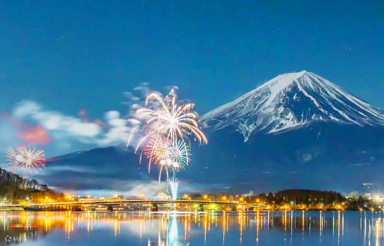 富士山河口湖冬季花火 & 西湖合掌村または西湖樹氷祭日帰りツアー - Klook