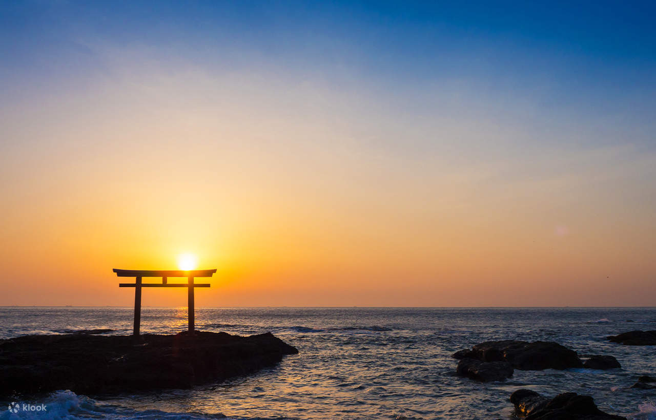 大洗磯前神社于856年创建，是个历史非常深远的神社。更为人熟悉的则是立在海边岩石上的「神矶鸟居」