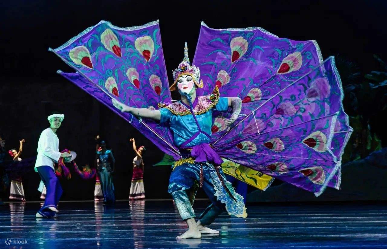 Menyaksikan gala ini seperti membolak-balik gulungan budaya yang penuh warna, yang memungkinkan orang untuk sangat menghargai keragaman dan keunikan budaya tanah ini, dan dengan tulus mengagumi harta budaya yang begitu brilian.