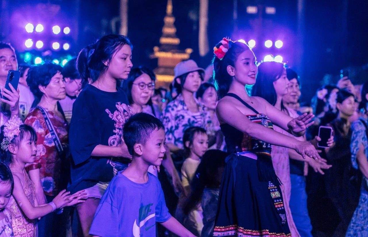 Dagli antichi miti e leggende Dai ai secolari scambi tra paesi, tutto è stato presentato nella festa serale. Mentre si godevano le meravigliose esibizioni, le persone hanno anche avuto una comprensione e una percezione più profonde della connotazione cult