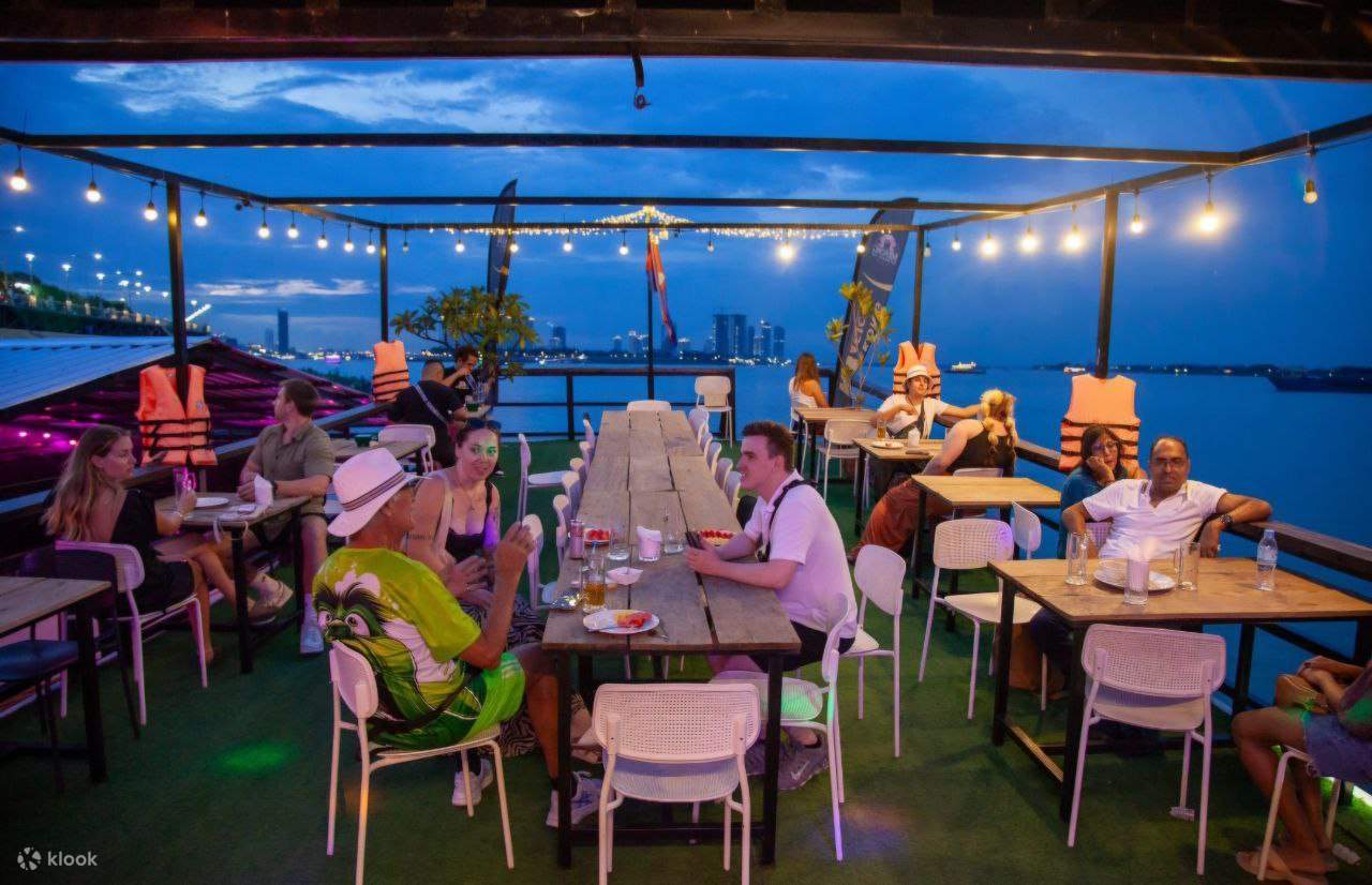 Croisière au coucher du soleil à Phnom Penh : Bières à volonté et buffet BBQ