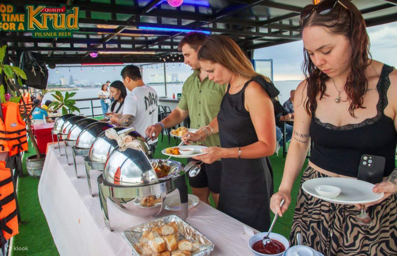 Croisière au coucher du soleil à Phnom Penh : bières à volonté et buffet BBQ