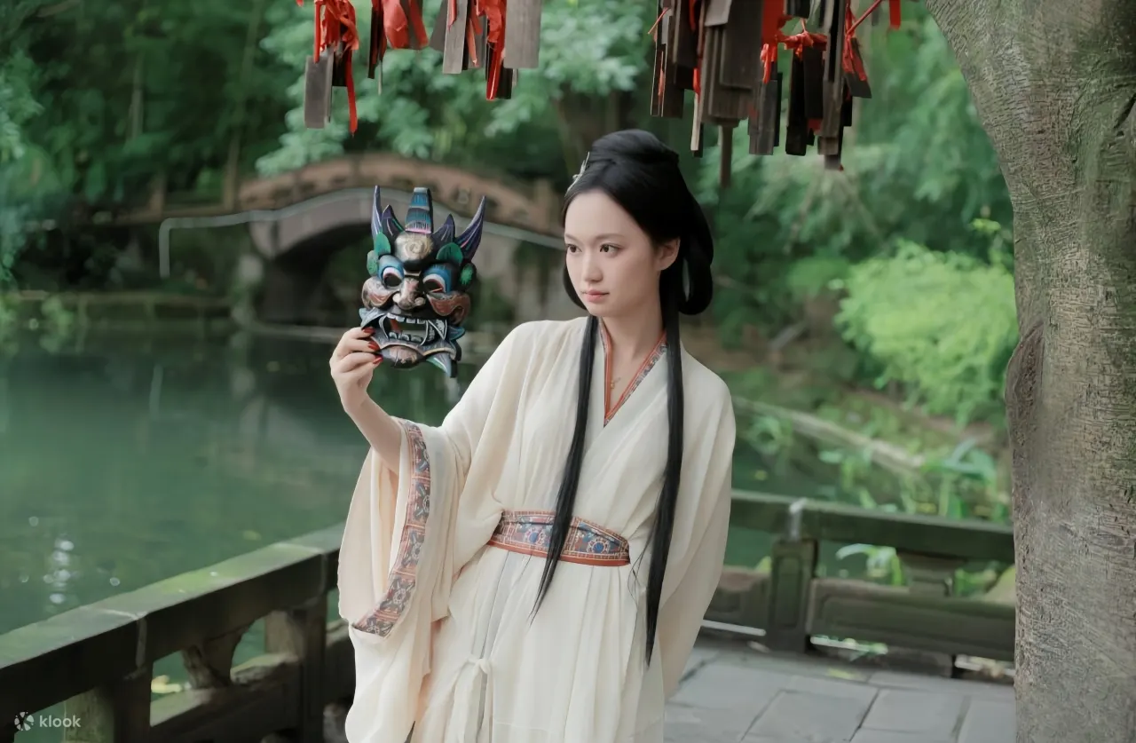 不同款式的汉服反映了各个朝代的服饰特点与审美风尚 ，如宋制汉服简约典雅，唐制汉服华丽大气等