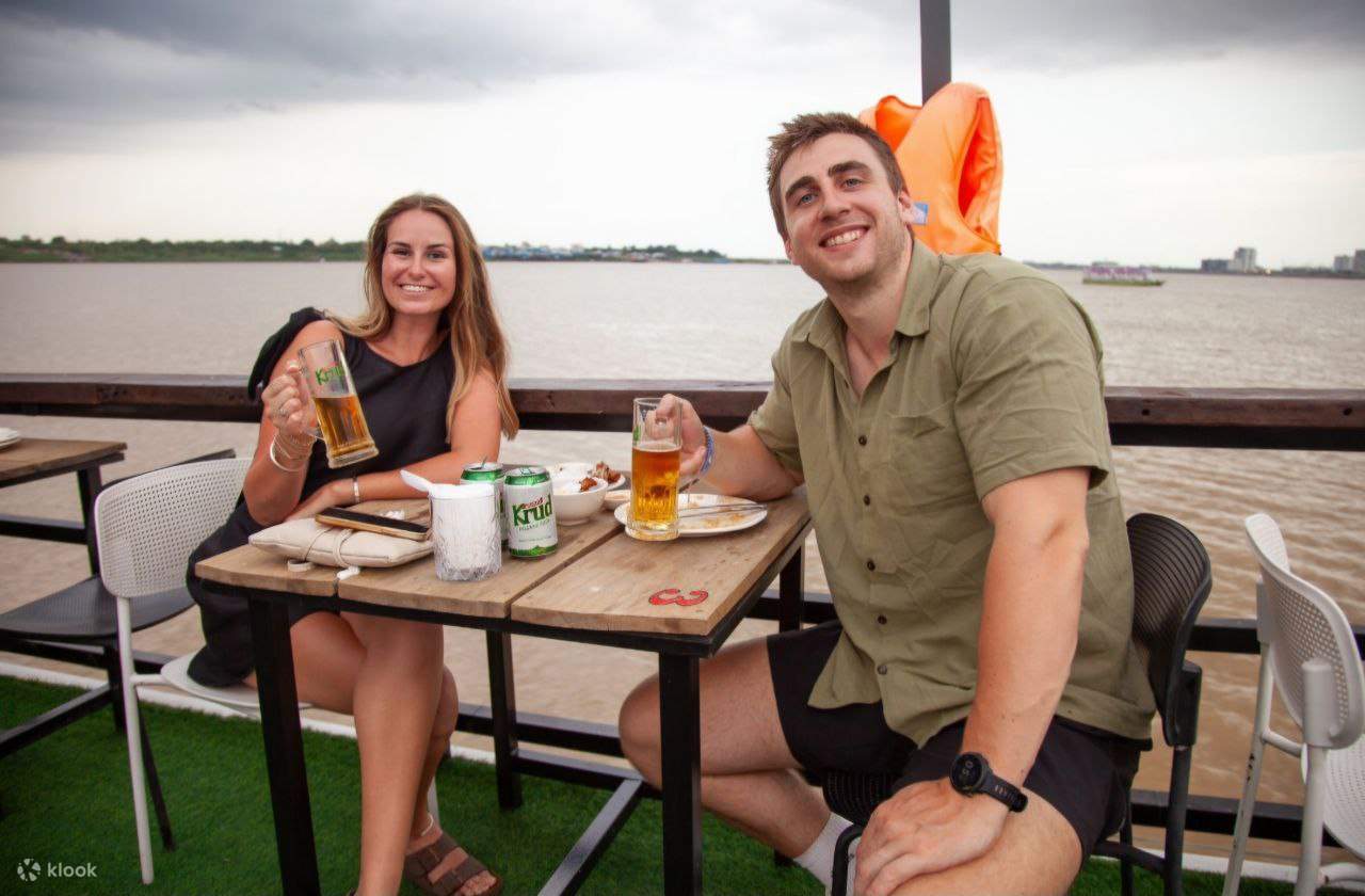 Tour al atardecer en Phnom Penh: Cervezas ilimitadas y buffet de barbacoa