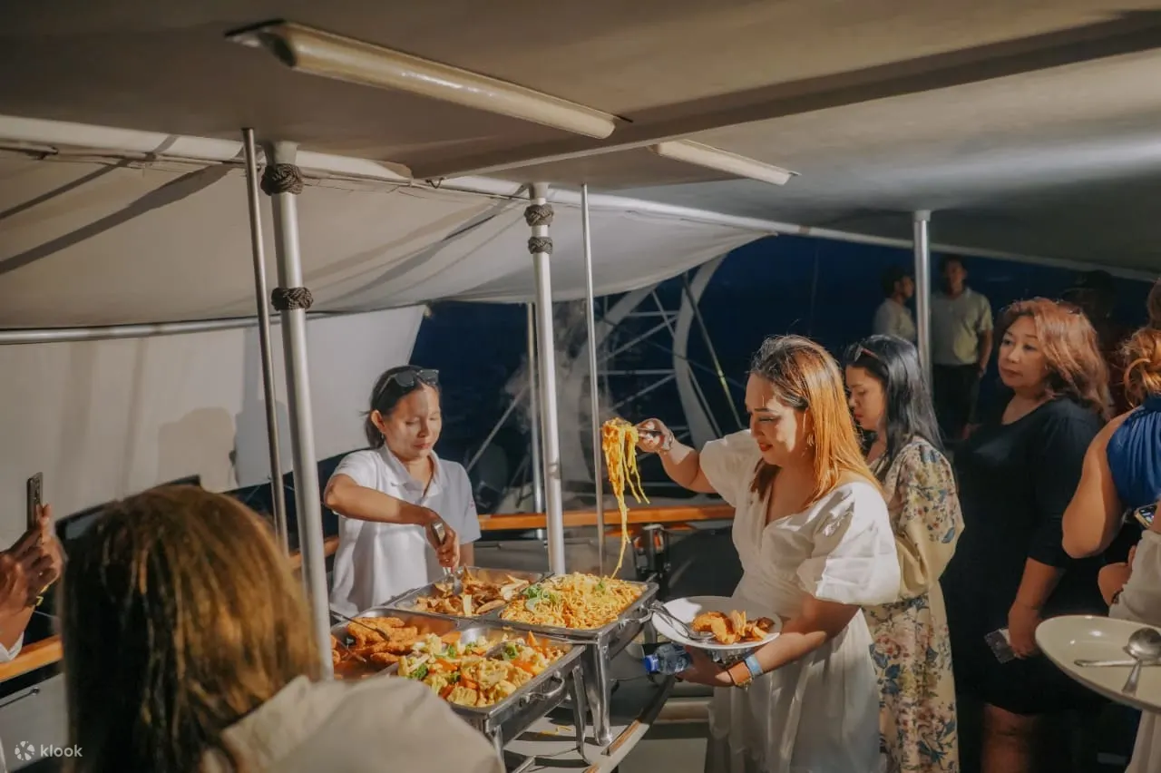 巴厘岛 aneecha 帆船双体船的美食日落派对巡游