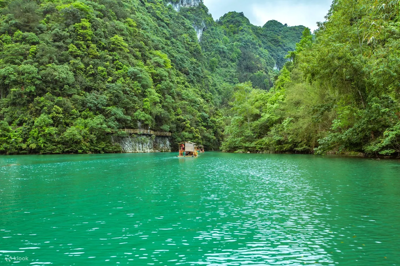 仙境不过如此！荔波小七孔，被誉为“地球腰带上的绿宝石”。七孔古桥横跨碧水，68级跌水瀑布如银链垂落，鸳鸯湖清澈见底，水上森林神秘幽静。这里是摄影爱好者的天堂，更是逃离喧嚣、亲近自然的绝佳去处。来小七孔，感受大自然的治愈力量！