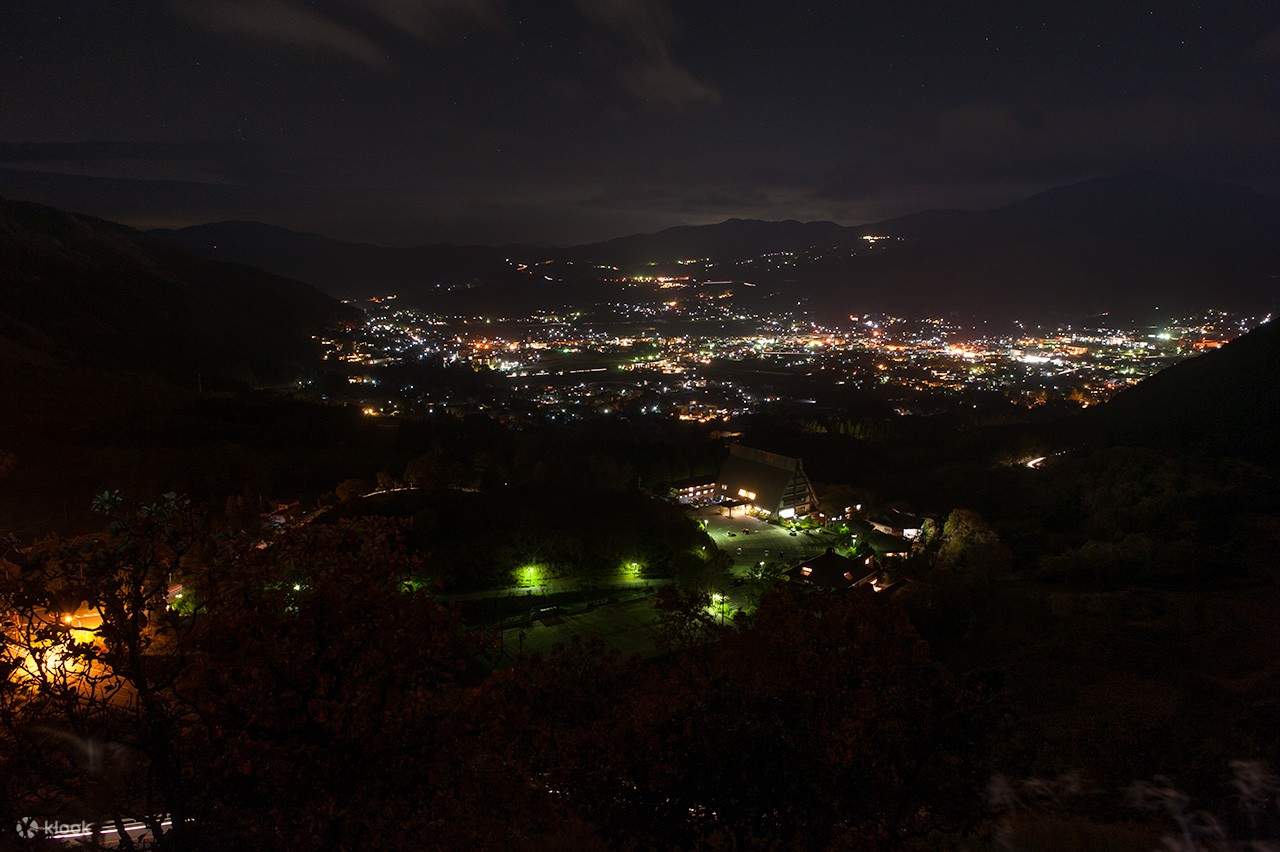 Une vue que vous ne trouverez que lors de cette excursion : une ville rurale paisible en contrebas, où de petites lumières brillent de tout leur éclat dans le calme de la nuit.