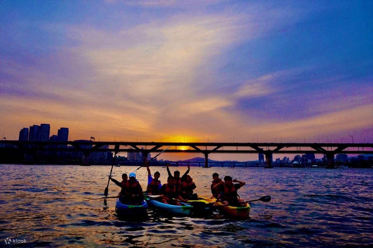 Seoul Han River SUP (Stand-up paddle) & Kayaking by Surfstory - Klook ...