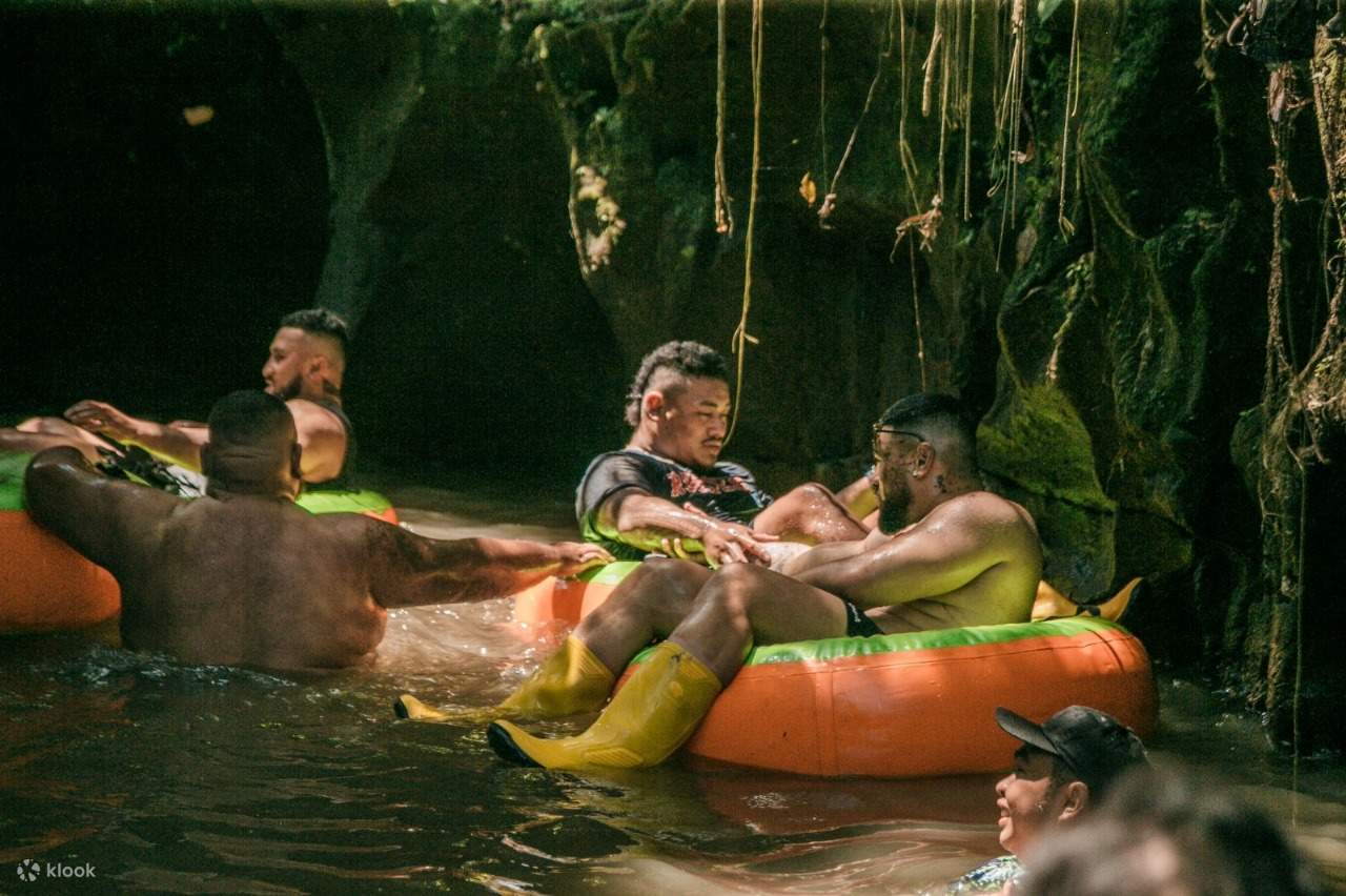 Concludi la giornata galleggiando nelle serene acque di una grotta: la ricompensa della natura dopo il viaggio.