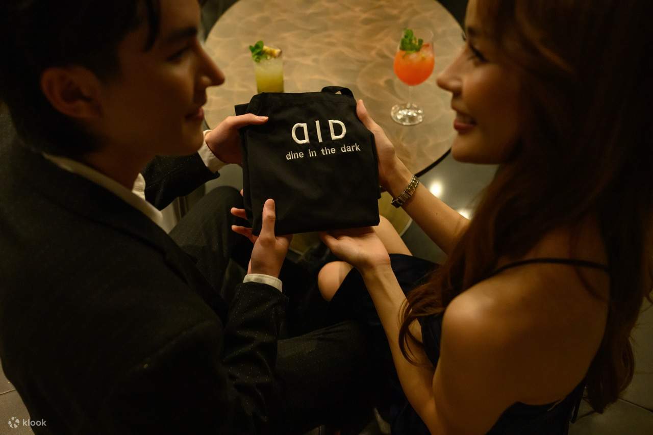 Makan dengan cara yang berbeza: hidangan misteri empat set yang disajikan dalam keadaan gelap gelita