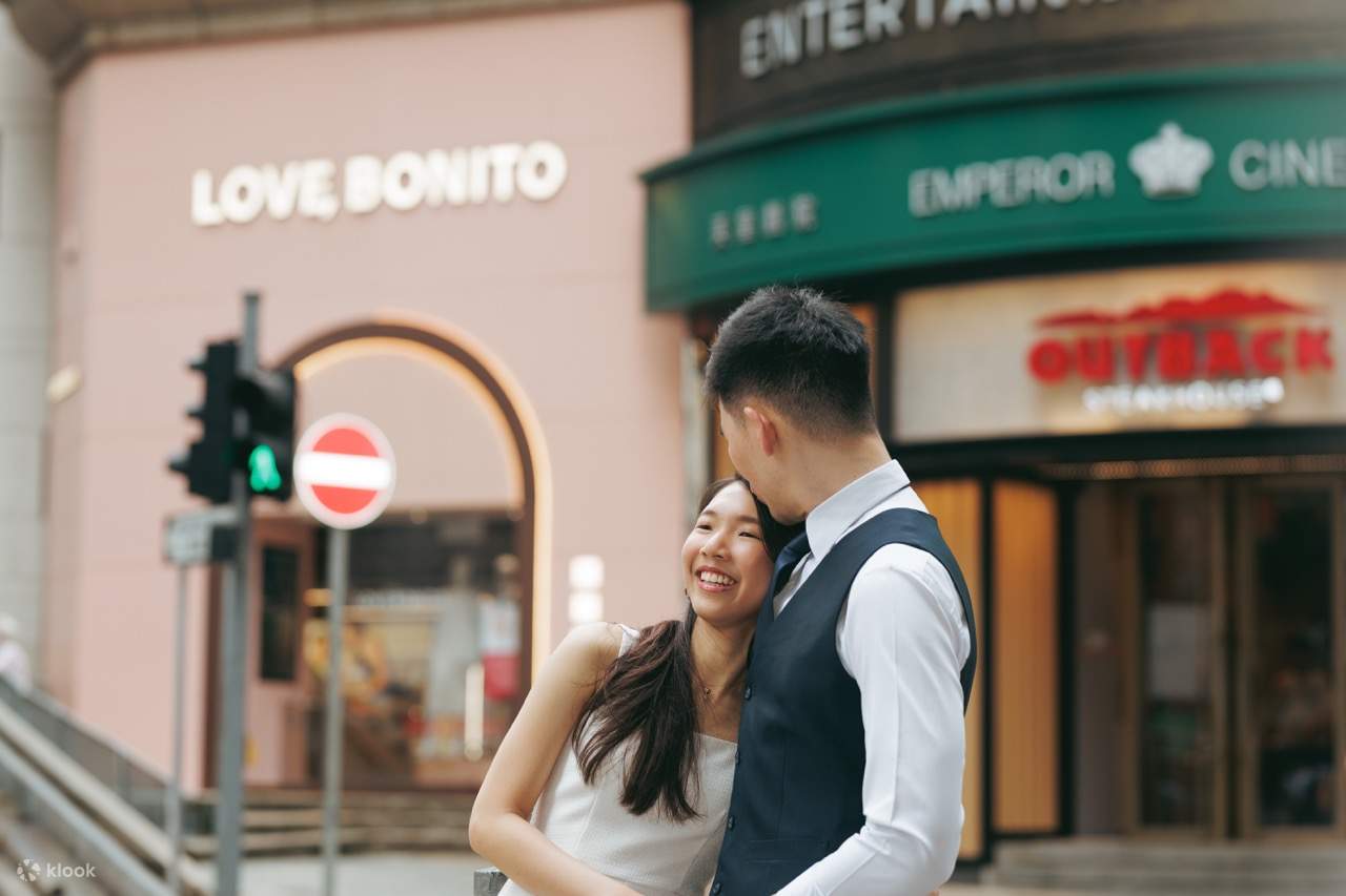 Tangkap tenaga Central yang meriah, di mana bangunan pencakar langit yang menakjubkan dan jalan yang sibuk mencipta latar belakang ikonik untuk penggambaran foto romantis anda.