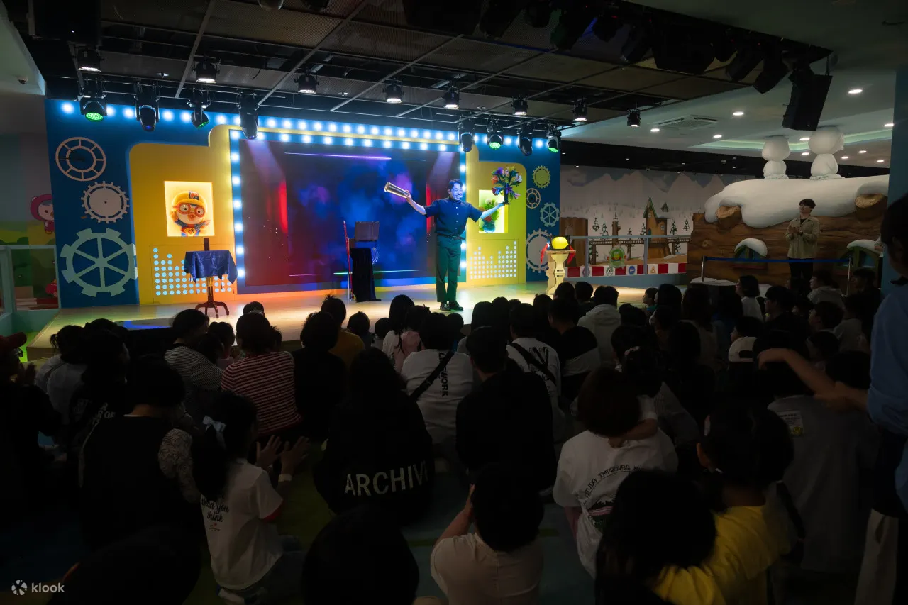 3. 表演节目-在表演期间与 Pororo 卡通人物一起享受特别时刻。：Pororo 现场合唱表演/魔术表演（幻觉表演）/卡通人物合影时间和签名会/主题游行-卡通人物在公园游行