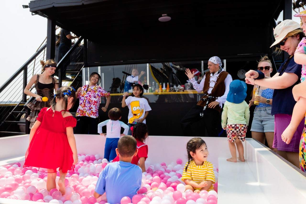 源自荷兰古董战舰的甲板派对庆祝活动