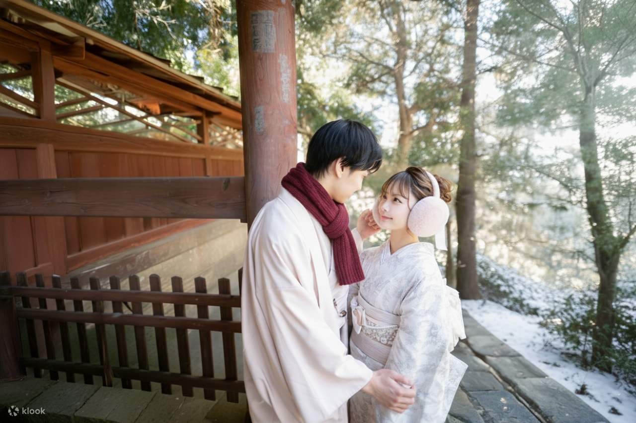 일본의 겨울은 춥지만, 기모노는 겹쳐 입기 좋습니다! 따뜻한 내의, 레깅스, 장갑(개인 지참)을 착용해 주세요. 모피 랩과 숄을 제공해 드리니 직원에게 문의해 주세요. 쌀쌀한 날씨에도 따뜻하고 스타일리시하게 기모노 체험을 즐겨보세요!😊