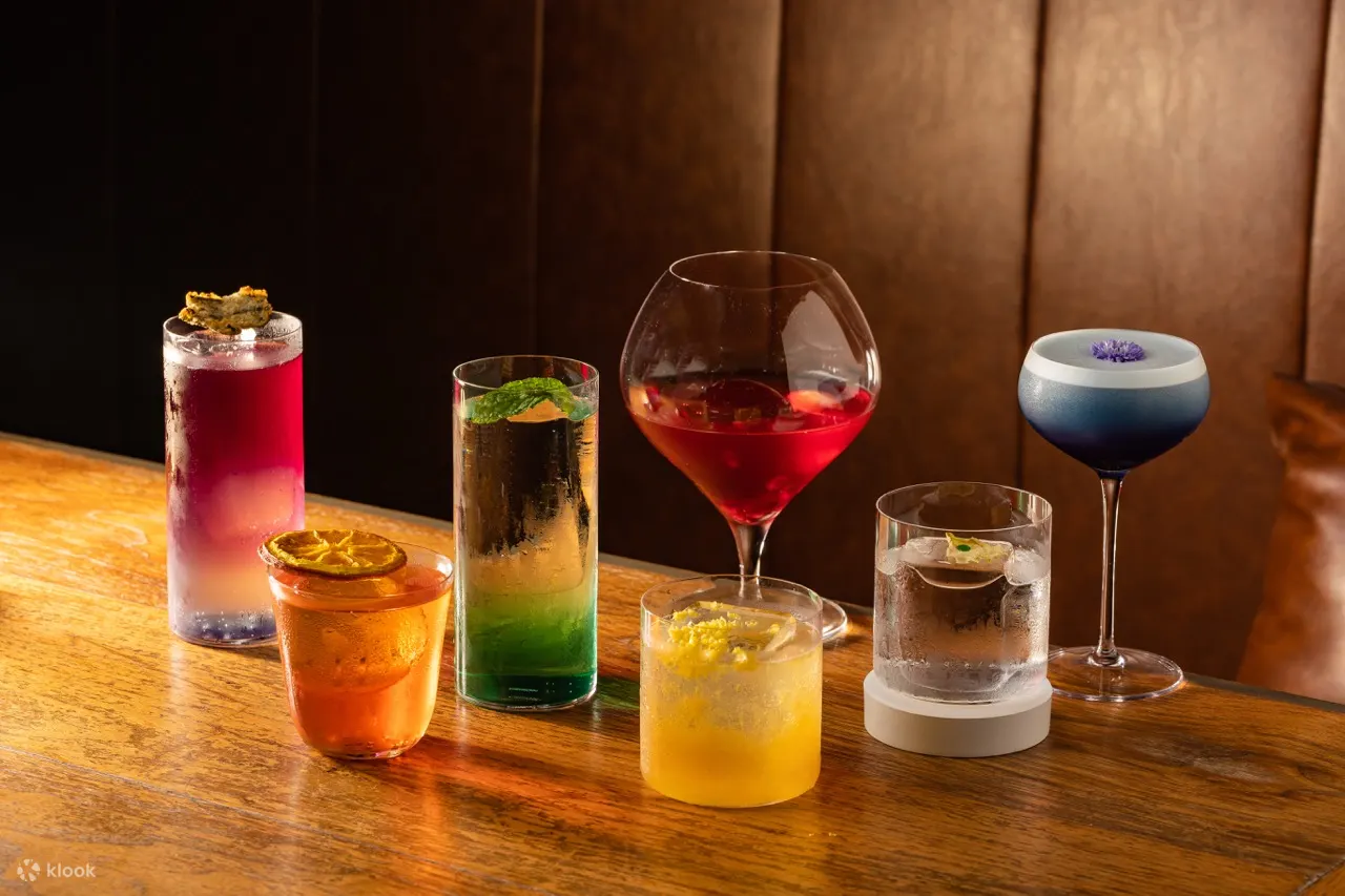 在曼谷素坤逸凯悦酒店的 Spectrum Lounge & Bar 挑选您最喜欢的标志性鸡尾酒