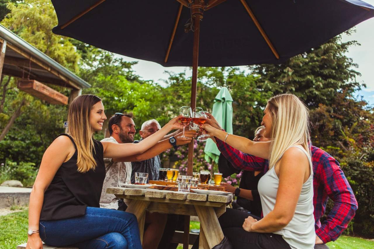 две женщины приветствуют