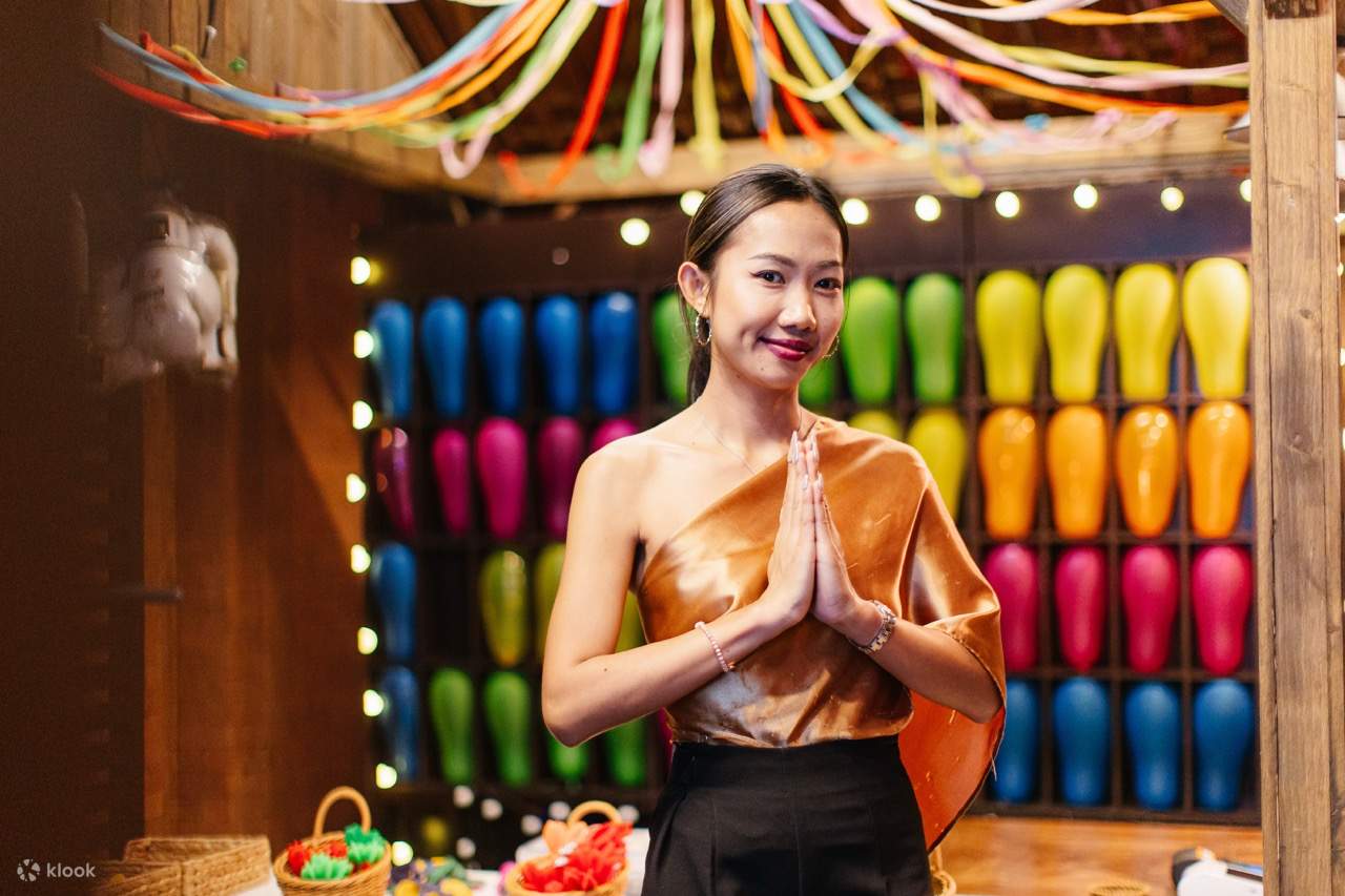 Trải nghiệm Sky Night Market, chợ đêm đường phố Thái Lan đầu tiên trên tầng thượng, phục vụ đồ ăn đường phố Thái Lan, món tráng miệng và trò chơi lễ hội.