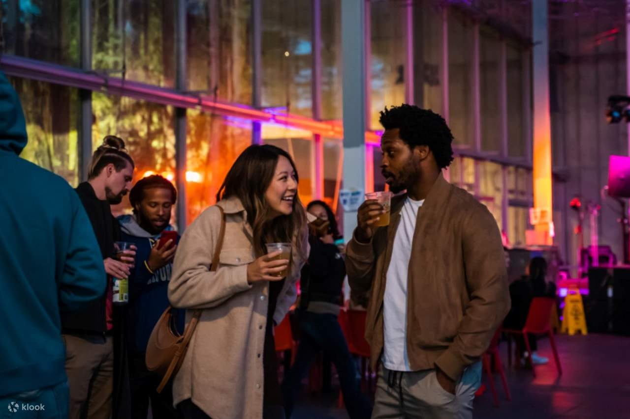 人々が談笑したり、飲み物を飲んだりする様子