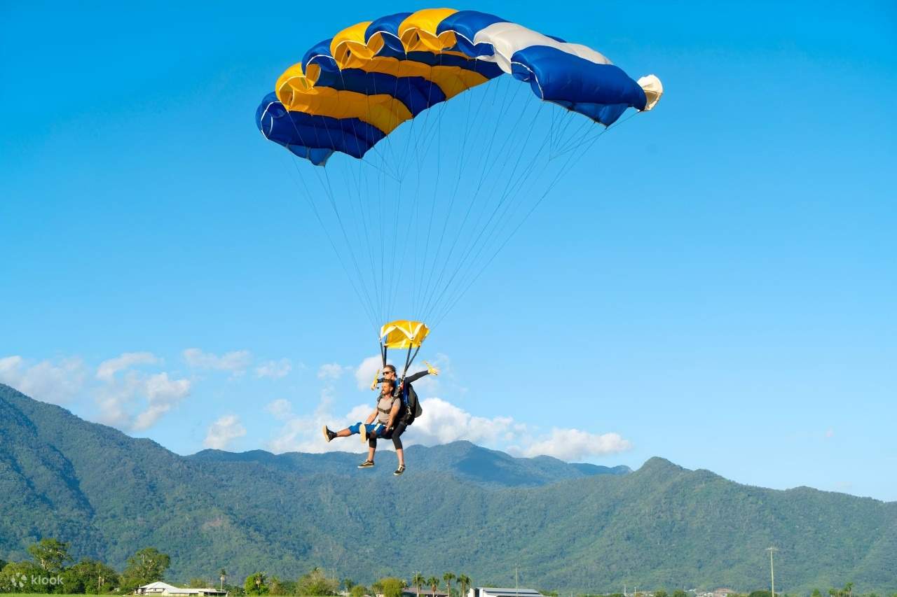 Đón nhận cảm giác hưng phấn tột độ, những người nhảy dù đôi lao mình vào bầu trời bao la phía trên Cairns, vô cùng phấn khích