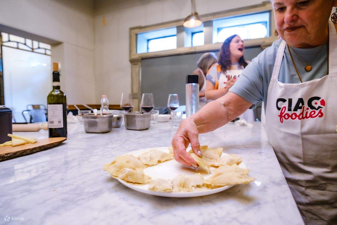 Corso di cucina semi-privato con vino illimitato 