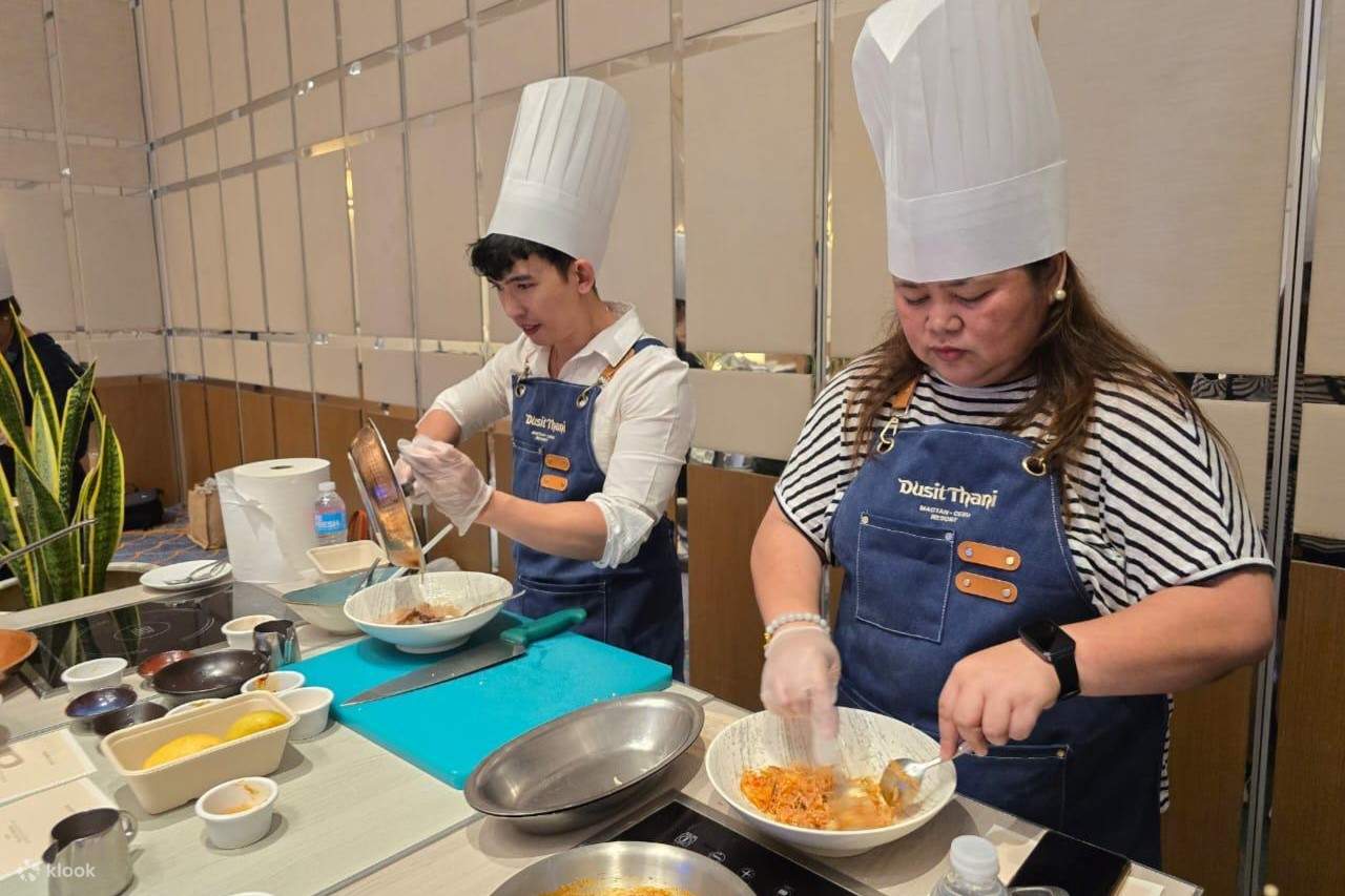 Hai sinh viên đang trang trí món ăn của mình