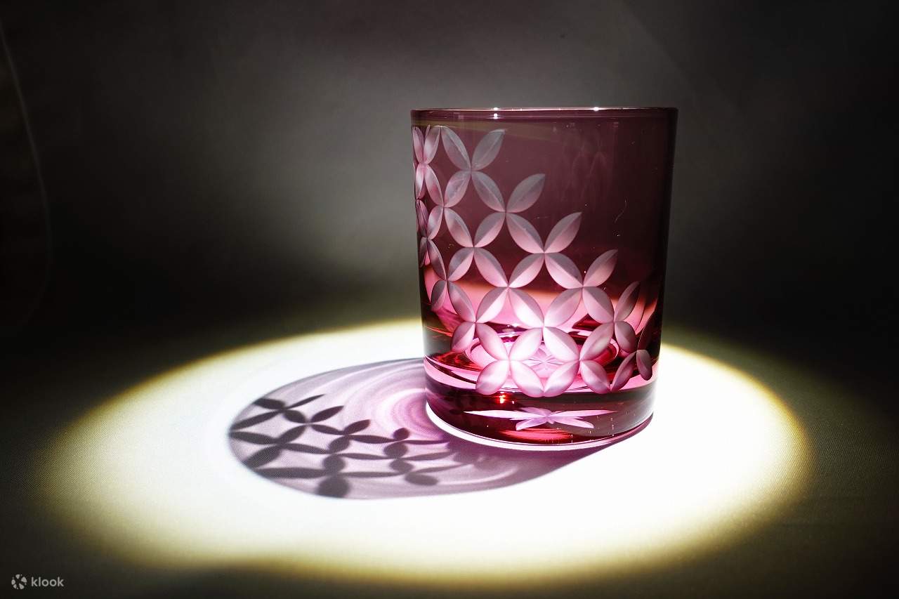 ประดิษฐ์แก้วเอโดะคิริโกะ (Edo Kiriko Glass) ที่เป็นเอกลักษณ์ของคุณเองใน อาซากุสะ