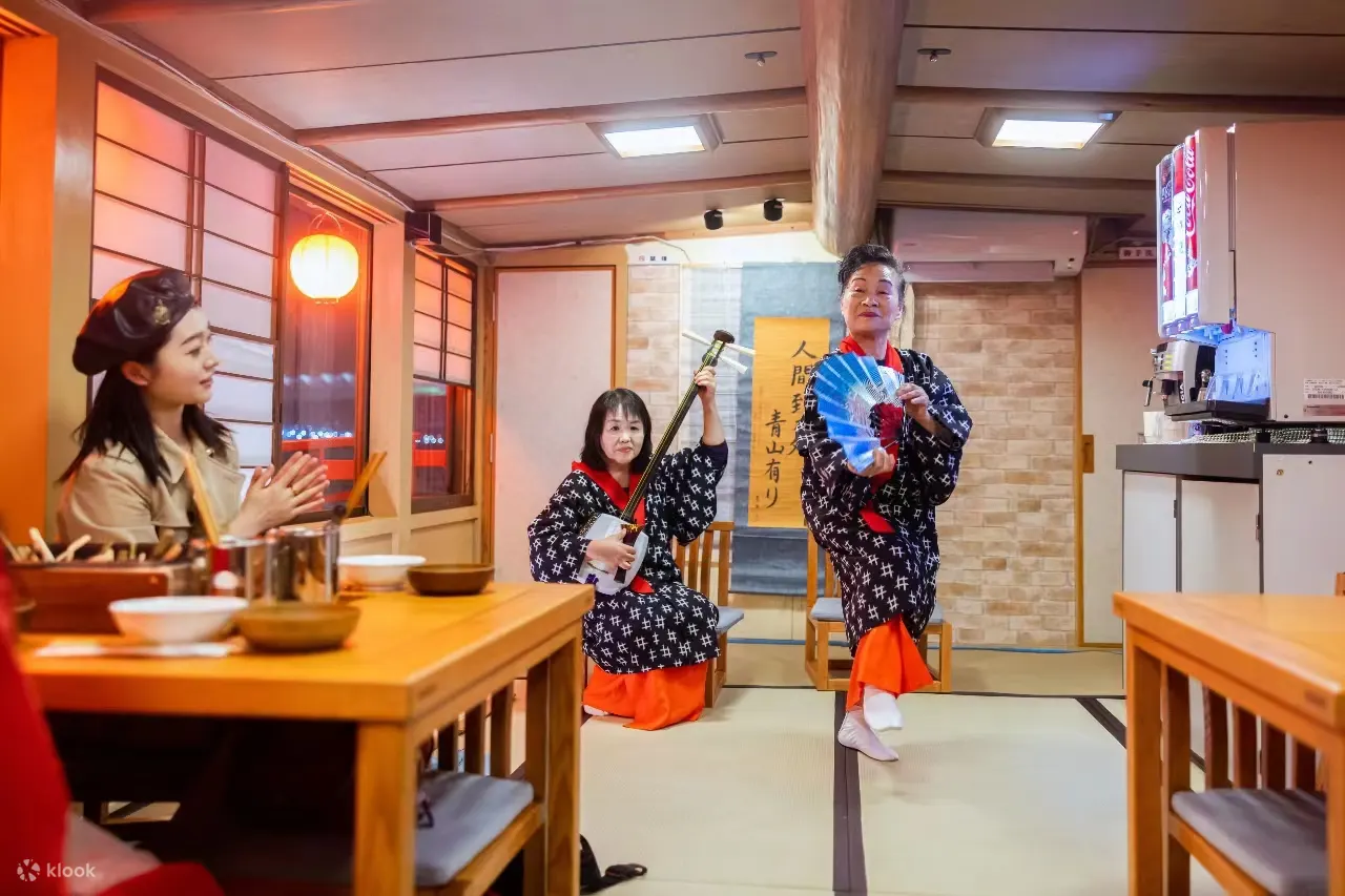 乘坐屋形船夜游东京湾并享用日式寿喜锅与欣赏表演