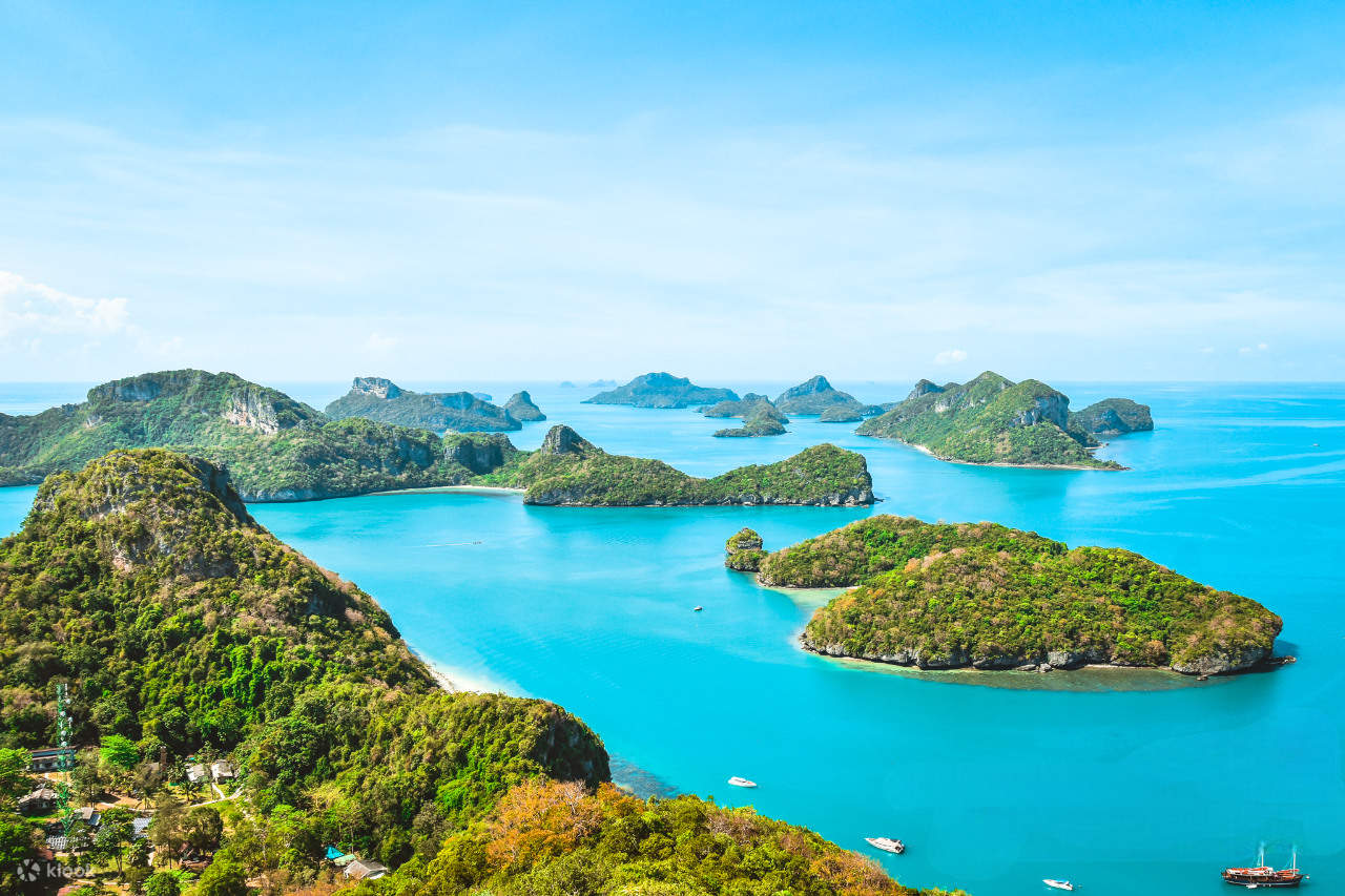 Una aventura caminando hasta el mirador para contemplar el lago verde esmeralda