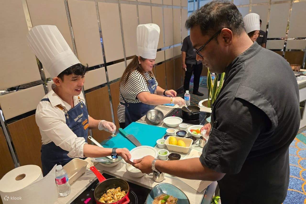 Học sinh đưa bát cho bếp trưởng