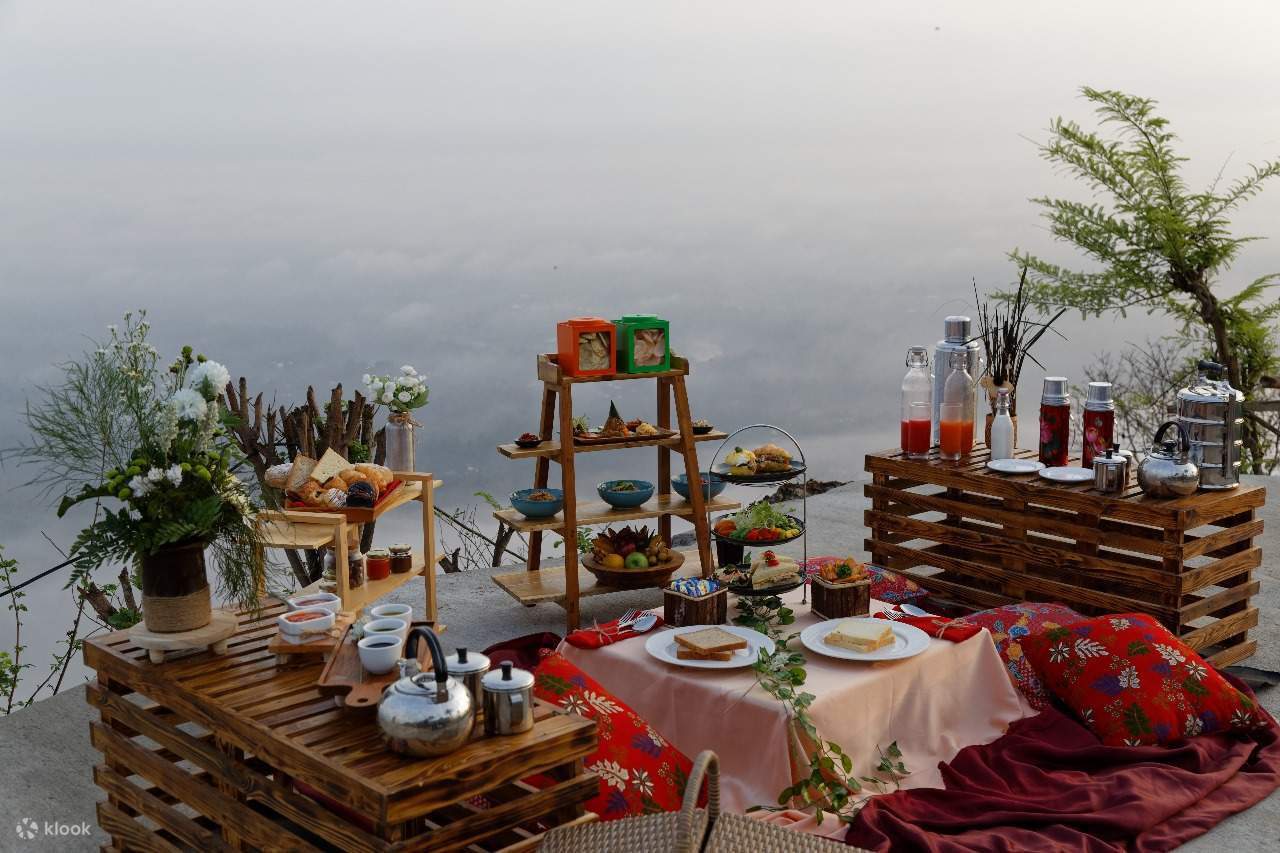 탁 트인 전망을 감상하며 즐기는 아침 식사