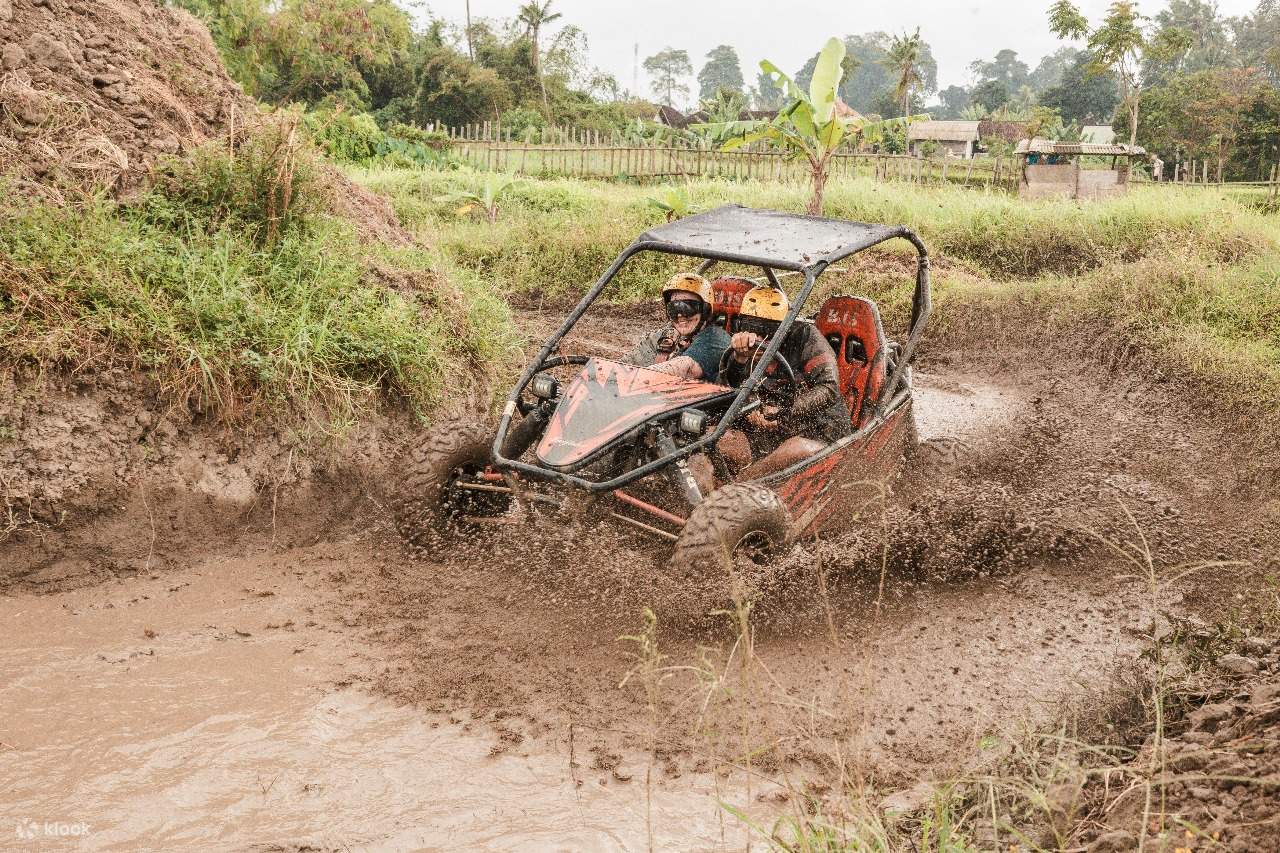 Sfrecciando tra curve fangose con adrenalina e risate!