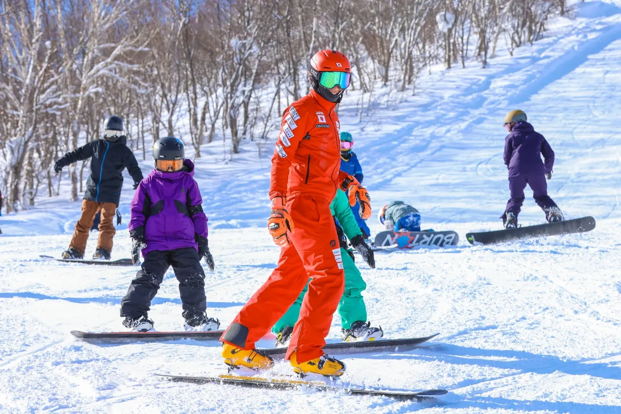 它是深受游客和当地人喜爱的滑雪胜地。