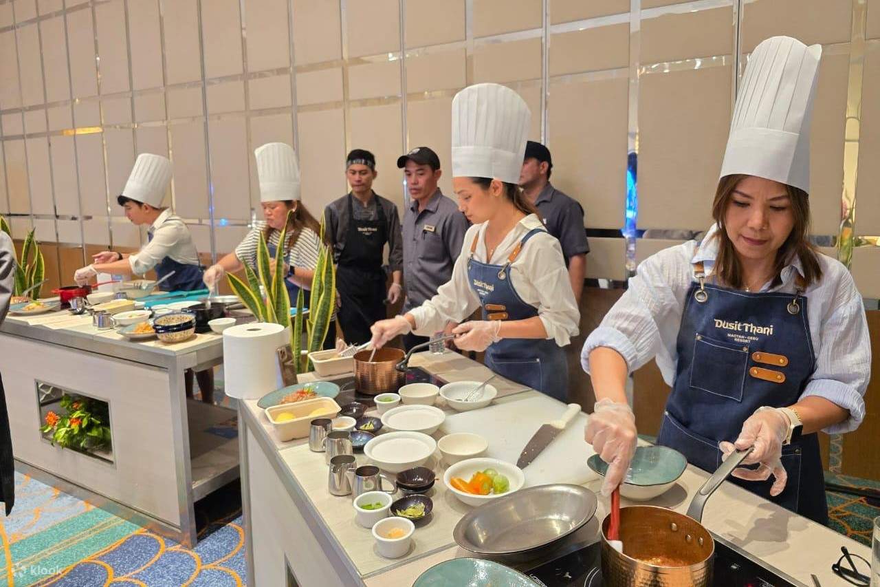Học viên chuẩn bị nhiều món ăn khác nhau dưới sự giám sát của hướng dẫn viên