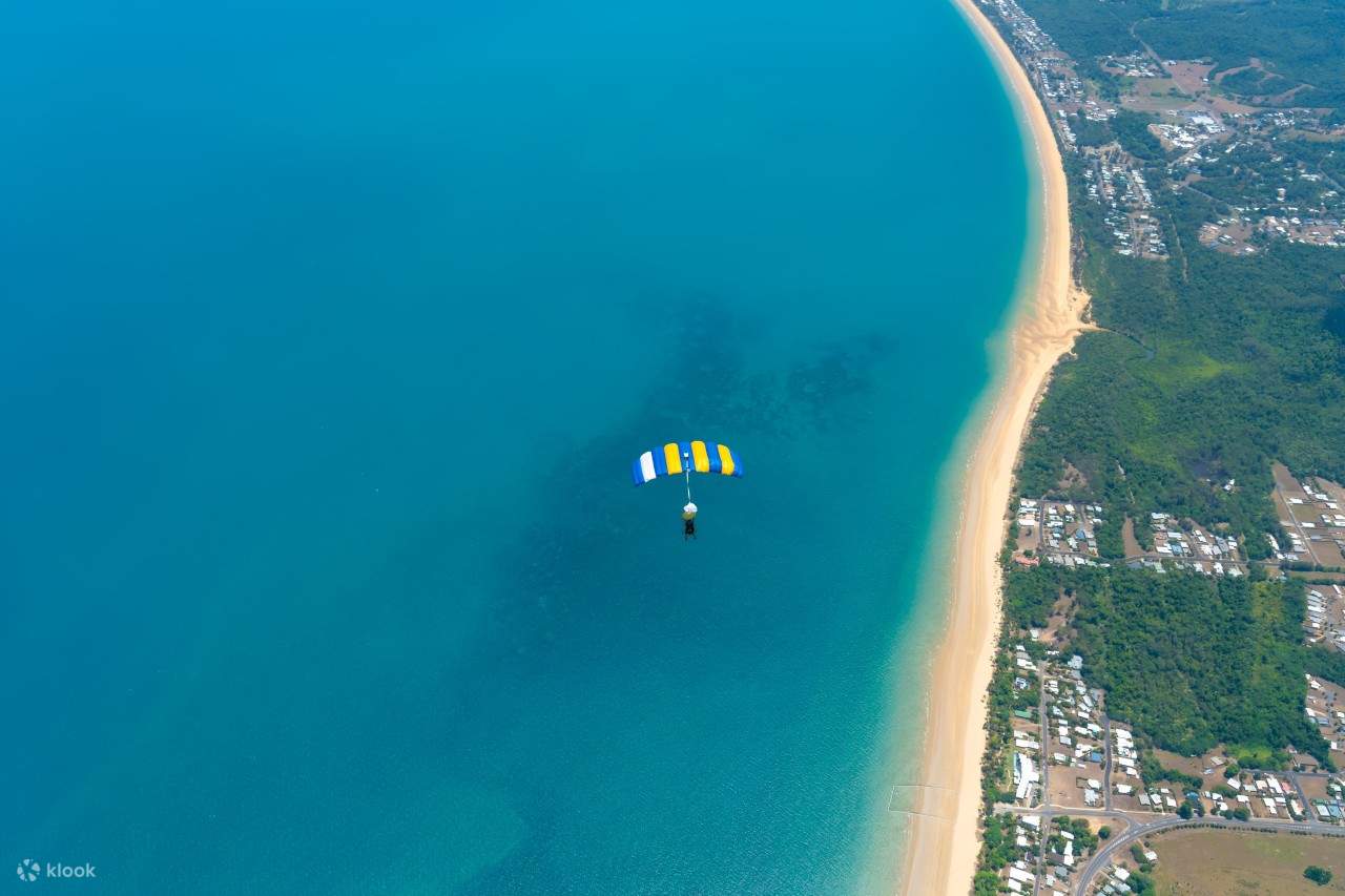 Meluncur dari langit, adrenalin melonjak ketika penerjun tandem melakukan terjunan bebas di atas Mission Beach