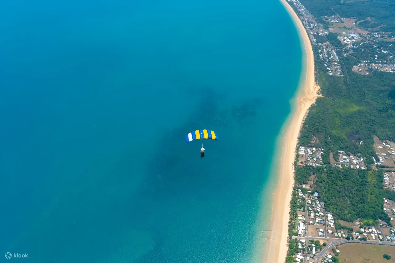 当双人潜水员在 Mission Beach 上空自由落体时，肾上腺素激增